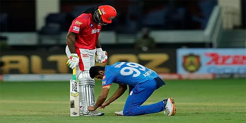 ‘பந்து வீசுவதற்கு முன் கெயிலின் 2 கால்களையும் கட்டிவிட வேண்டும்’ கலாய்க்கும் அஷ்வின்!