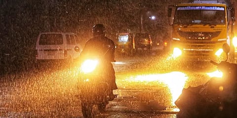 தமிழகத்தில் 6 மாவட்டங்களில் கனமழை : எச்சரிக்கும் வானிலை ஆய்வு மையம்