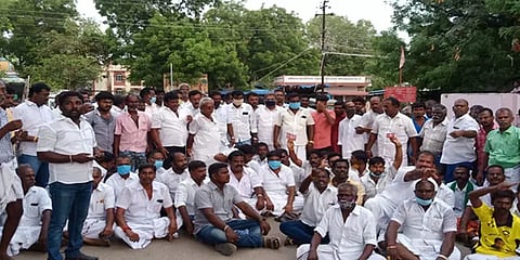 கொடி ஏற்றுவதில் அதிமுக-திமுக இடையே தள்ளுமுள்ளு... போலீஸ் தடியடி...