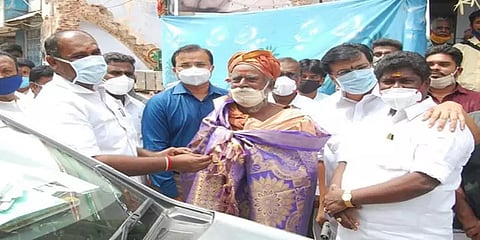 யாசகமாக பெற்ற 1 லட்சத்து 80 ஆயிரம்... அரசு நிவாரண நிதிக்கு வழங்கிய யாசகர்