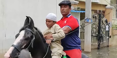 ஹைதராபாத் வெள்ளம்... அசத்தும் குதிரைகள் - களம் இறங்கிய குதிரை வீரர்கள்..!