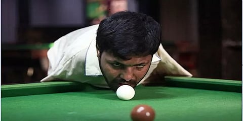 கைகள் இல்லை... ஆனால் நம்பிக்கை உண்டு: ஸ்னூக்கரில் கலக்கும் பாகிஸ்தானியர்..!