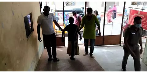 “அண்ணன் கூப்பிடுகிறேன் வா” மனநலம் பாதிக்கப்பட்ட பெண்ணின் மனம் இளக வைத்த காவலர்!