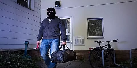 சோகத்தில் முடிந்த திருமண வரவேற்பு... மாஸ்க் அணிந்துவந்து வைர மோதிரம், ரூ3 லட்சம் திருட்டு!