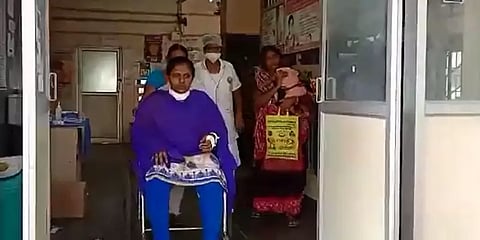 கணவர் வீட்டு முன்பு கழுத்தை அறுத்துக்கொண்டு இளம்பெண் தர்ணா!