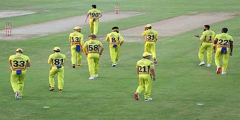 முதல் அணியாக வெளியேறும் சிஎஸ்கே .. கெத்தாக வெற்றி பெற்ற மும்பை அணி!