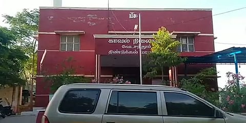 லாரியில் இருந்து கொட்டிய தண்ணீர்... உஷாரான போலீஸ்...!