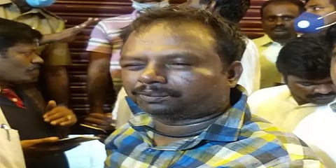 ஹோட்டலுக்கு சென்ற வழக்கறிஞர்... முகத்தில் வெந்நீர் ஊற்றிய 5 பேர் கைது...!