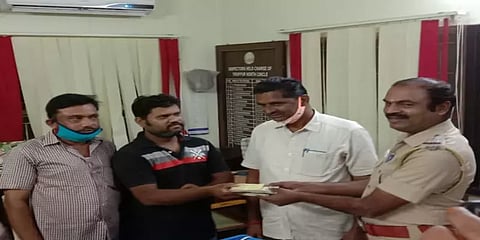 ரோட்டில் கிடந்த பையில் ரூ.1.50 லட்சம்... பாராட்டுக்குள்ளாகும் வியாபாரியின் நேர்மை