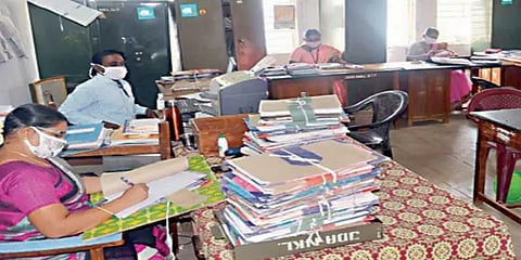 அரசு ஊழியர்களுக்கு இனி ரிலாக்ஸ்... வாரத்தில் 5 நாட்களே பணி...!