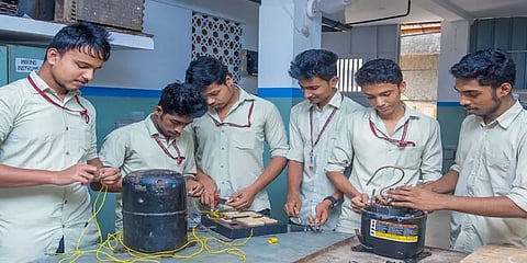 விலையில்லா மடிக்கணினியுடன் தொழில் பயிற்சி... அக்டோபர் 31 வரை விண்ணப்பிக்கலாம்