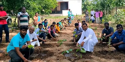 பறவைகளுக்காக குறுங்காடு.. பசுமையை மீட்கும் பணிக்காக ஒன்று கூடிய இளைஞர்கள்..!