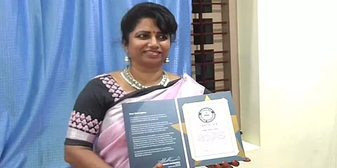 கைவினை பொருட்கள் தயாரிப்பு... 4வது முறையாக கின்னஸ் சாதனை படைத்த பெண்கள்.!