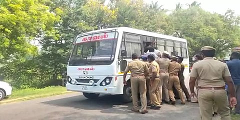 திருமாவளவனுக்கு பாஜகவினர் கருப்புக் கொடி... இரு கட்யினருக்கும் இடையே கைகலப்பு..!