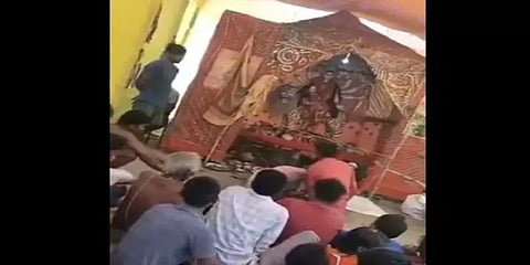 துர்காபூஜா பந்தலில் “பேய்பிடித்ததாக” சொல்லி சிறுமியை கொடூரமாக தாக்கும் அதிர்ச்சி வீடியோ