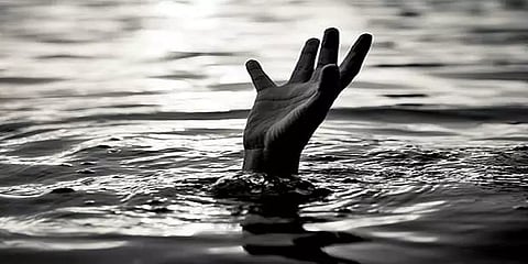 நண்பர்களுடன் மது குடிக்க ஆற்றுக்குச் சென்ற இளைஞர் - நீரில் மூழ்கி மர்மமாக உயிரிழப்பு!