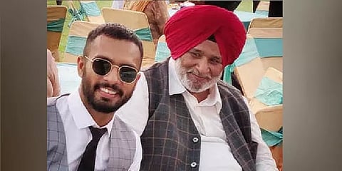 தந்தை இறந்த தாளாத சோகம்; களத்தில் நின்று வென்று காட்டிய மந்தீப் சிங்