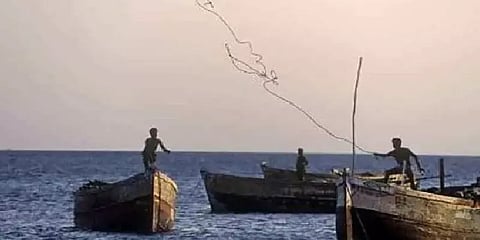 ராமேஸ்வரம் மீனவர்கள் மீது கற்கள் பாட்டில்களை வீசி இலங்கை கடற்படை தாக்குதல்