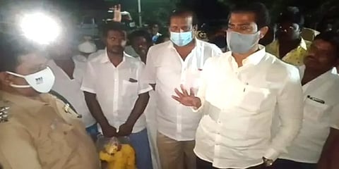 பெரியார் சிலை மீது காவி சாயம் பூசிய மர்ம நபர்... கருப்பு வர்ணம் பூசிய போலீசார்..!