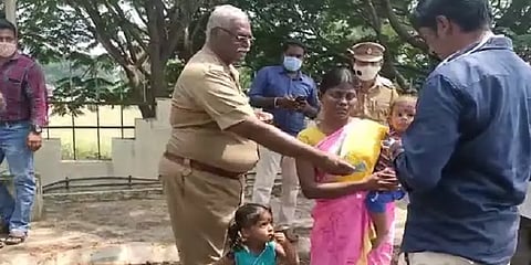 கைவிட்ட காதல் கணவன்... தீக்குளிக்க தயாரான பெண்: போலீசார் செய்த மனிதநேய செயல்!