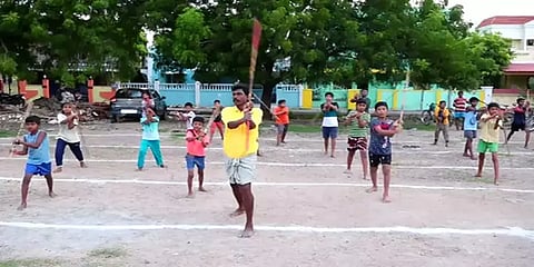 வாட்டும் வறுமையிலும்... சளைக்காமல் சிலம்பம் கற்றுக் கொடுக்கும் கட்டிட கலைஞர்!