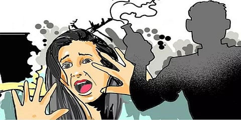 சாலையில் சென்ற பெண்மீது மாஸ்க் அணிந்து பைக்கில் வந்தவர்கள் ஆசிட் வீச்சு - வீடியோ