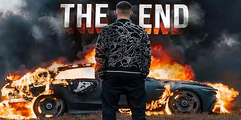 விரக்தியால் தனது 2.42 கோடி காரை தீயிட்டு கொளுத்திய யூடியூப் பதிவர்