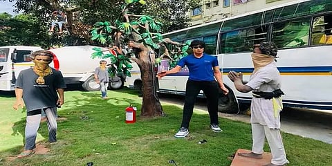 நவராத்திரி பூஜைக்காக வைக்கப்பட்ட சோனு சூட் சிலை: 10 லட்சம் பேர் செல்ஃபி!