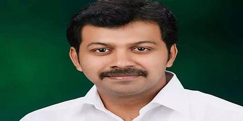 "முதலில் நான் டாக்டர்" விபத்தில் சிக்கியவருக்கு முதலுதவி செய்த எம்.எல்.ஏ.