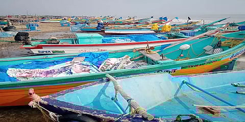 வெளியூர் மீனவர்களால் பாதிக்கப்படும் வாழ்வாதாரம்... வேதாரண்யம் மீனவர்கள் போராட்டம்