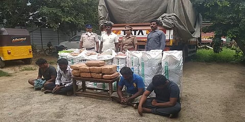 கண்கள் படம் வரைந்த லாரி.. கருவாடு மூட்டைக்குள் கஞ்சா.. ஸ்கெட்ச் போட்டு தூக்கிய போலீஸ்