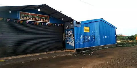 மதுபான கடைக்கு சொந்தம் கொண்டாடிய நால்வர்... பூட்டி சீல்வைத்த வருவாய்த் துறை