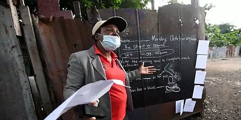 கரும்பலகையாக மாறும் பொது சுவர்கள் மற்றும் தடுப்புத் தகரங்கள்... ஆசிரியரின் அர்ப்பணிப்பு.!