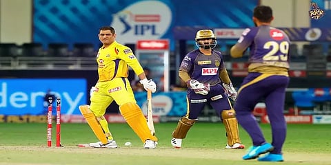 தோனியிடம் நீண்ட நேரம் உரையாடிய வருண் சக்கரவர்த்தி !