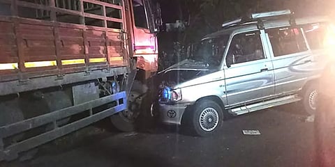 டெம்போ- சொகுசு கார் நேருக்கு நேர் மோதல்... 4 மாத குழந்தை உயிரிழப்பு