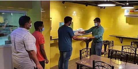 பசியால் வாடும் ஏழைகளுக்கு சூடான இலவச உணவு.. ஷார்ஜாவில் அசத்தல் தம்பதி!