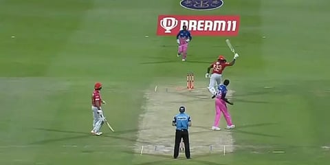 99 ரன்னில் க்ளீன் போல்ட்... விரக்தியில் பேட்டை விசிறி எறிந்த கெயில்!