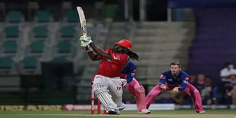 டி20 கிரிக்கெட்டில் ’1000’ சிக்ஸ் : தொடரும் கிறிஸ் கெயிலின் ருத்ரதாண்டவம்!