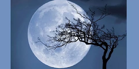 கண்டு ரசிக்க தயாராக இருங்கள்...! இன்று வானில் தெரியும் ‘ப்ளூ மூன்’..!