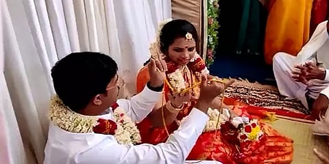 “கொஞ்சம் பொறுங்க, காதலன் வருகிறார்” - தாலி கட்டும் நேரத்தில் திருமணத்தை நிறுத்திய மணப்பெண்