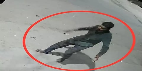 நோயாளியை அழைத்துச் செல்ல ஆள் இல்லை - கேட்பாரன்றி சாலையில் இறந்த பரிதாபம்