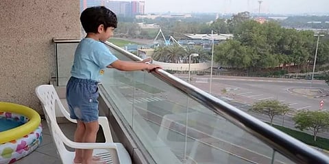 பால்கனியில் குழந்தைகளை ஈஸியா விடாதீங்க: அபுதாபி காவல்துறை அறிவிப்பு