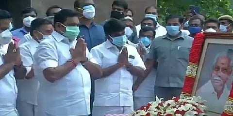 அமைச்சர் துரைக்கண்ணு படத்திற்கு முதல்வர் பழனிசாமி மரியாதை.!