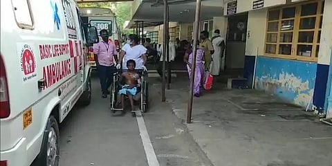 கிருமிநாசினி வைத்து விளையாடியபோது தீ விபத்து... சிறுவர்கள் காயம்