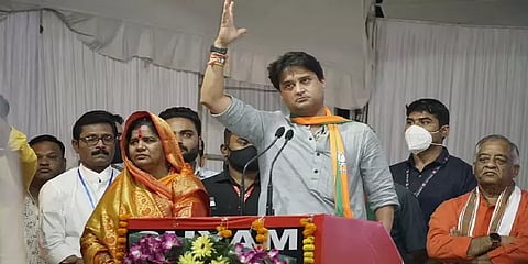 ’’கைச்சின்னத்திற்கு வாக்களியுங்கள்’’ - காங்கிரஸுக்கு ஓட்டுக்கேட்ட பாஜகவின் சிந்தியா