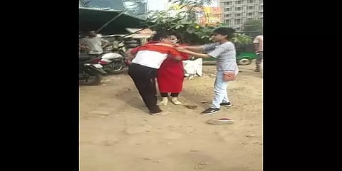 பாலியல் தொல்லை கொடுத்ததாக காங். பிரமுகரை செருப்பால் அடித்து தாக்கிய சகோதரிகள்!