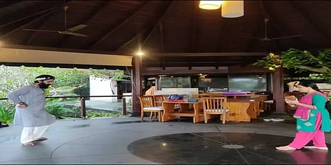 சரண்யா மோகனிடம் தீவிரமாக பரதநாட்டியம் கற்கும் சிம்பு: வைரல் புகைப்படம்