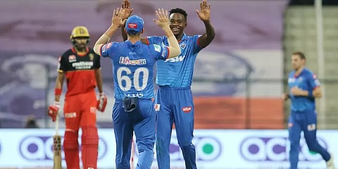 17.3 ஓவரில் இலக்கை எட்டாமல் டெல்லியை தடுக்குமா பெங்களூர்? அது என்ன கணக்கு?