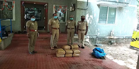 கடலில் மிதந்து வந்த கஞ்சா... காவல்துறையினரிடம் ஒப்படைப்பு