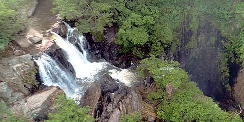 திண்டுக்கல் அருகே அழகான நீர்வீழ்ச்சி... ஆனால் ஆபத்தானது...
